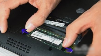 給筆記本裝內(nèi)存條哦 給筆記本裝內(nèi)存條哦