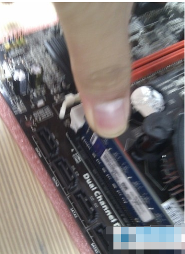 如何安裝內(nèi)存條 如何安裝內(nèi)存條